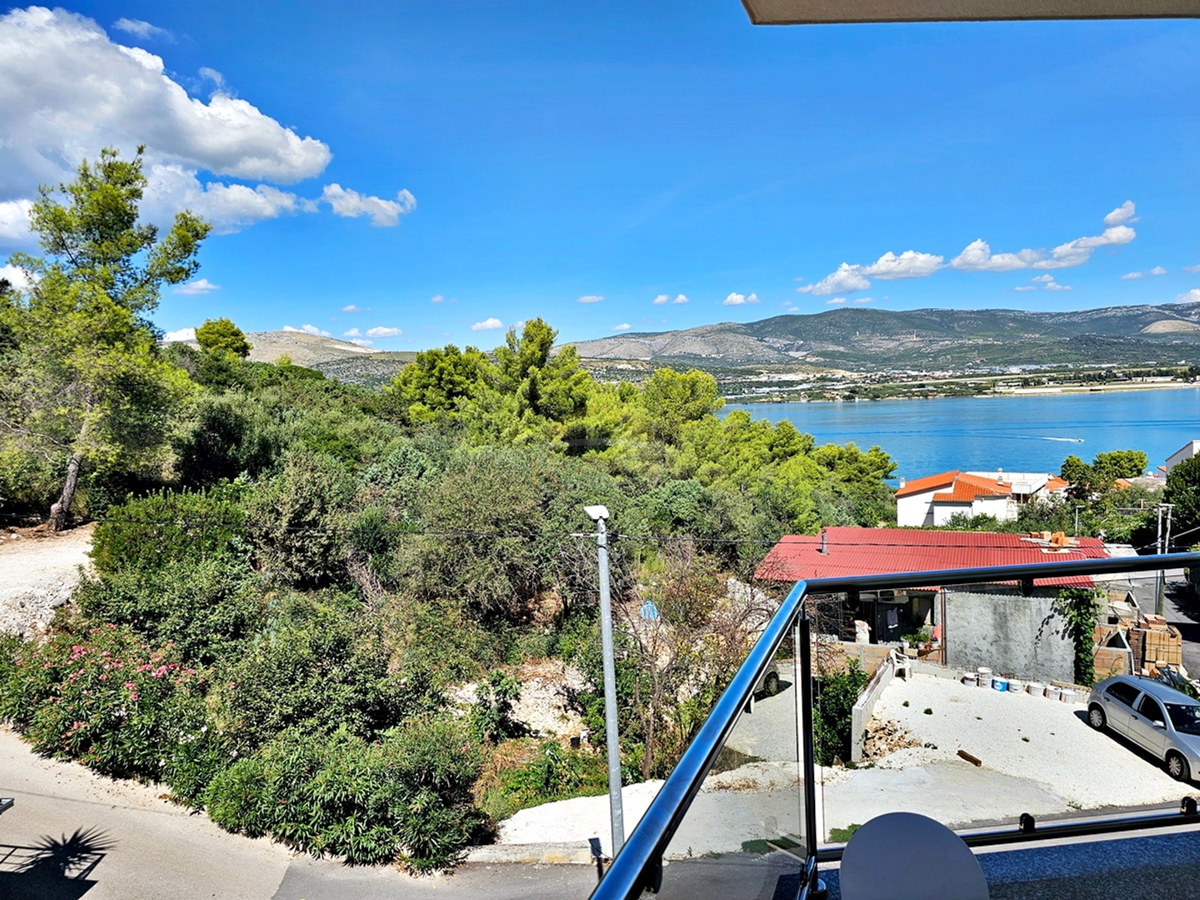 Luksuzna hiša na Čiovu - Mastrinka s 3 apartmaji in odprtim pogledom na morje